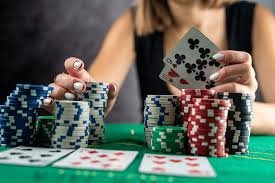 Dealer profesional di studio hoki88bos menyiapkan setiap putaran VIP Roulette Dealer live mempersiapkan putaran VIP Roulette di studio broadcasting hoki88bos